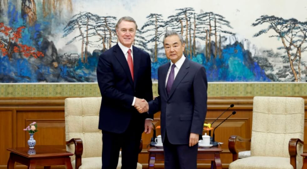 China's top diplomat meets U.S. ambassador to China