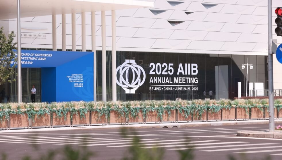 Premier Li: China remains a thriving land in global economy