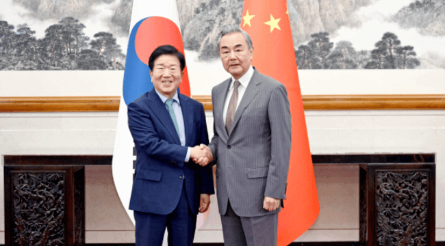 Wang Yi highlights friendship, shared interests in meeting with South Korean envoy