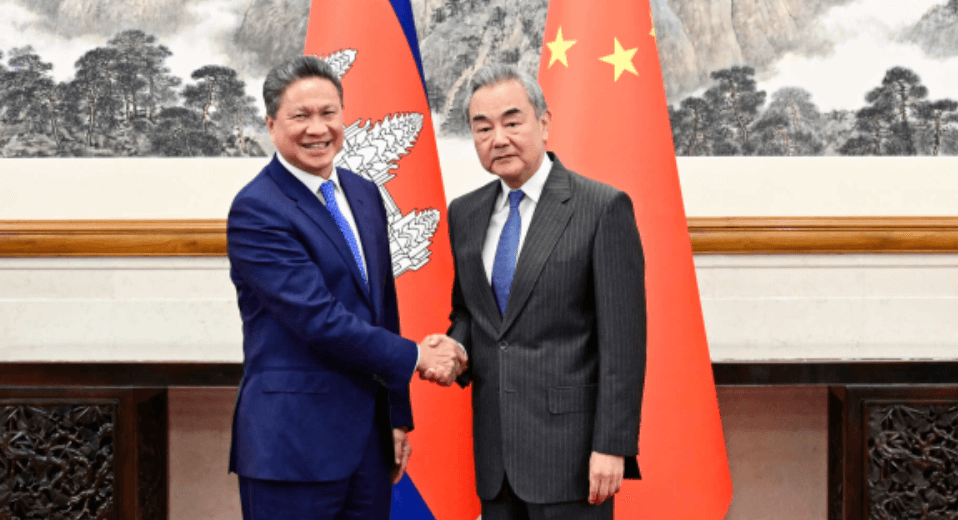 Chinese FM meets with Cambodian deputy PM