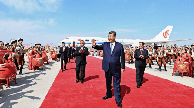 President Xi arrives in Urumqi for celebrations of 70th anniversary of the founding of Xinjiang Uygur Autonomous Region