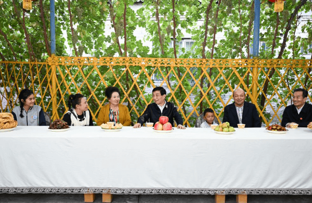 Central delegation visits officials, residents in multiple areas of Xinjiang